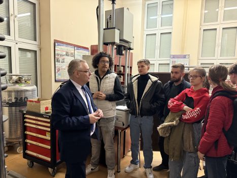 Dzień otwarty w WAT i WIM. Przedstawienie oferty i bazy dydaktycznej. Pracownicy i studenci w budynkach WIM prezentują sprzęty dydaktyczne Wydziału.