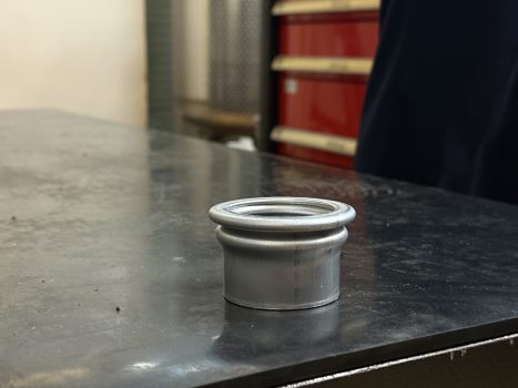 Dzień otwarty w WAT i WIM. Przedstawienie oferty i bazy dydaktycznej. Pracownicy i studenci w budynkach WIM prezentują sprzęty dydaktyczne Wydziału.