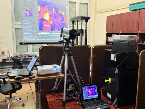 Dzień otwarty w WAT i WIM. Przedstawienie oferty i bazy dydaktycznej. Pracownicy i studenci w budynkach WIM prezentują sprzęty dydaktyczne Wydziału.