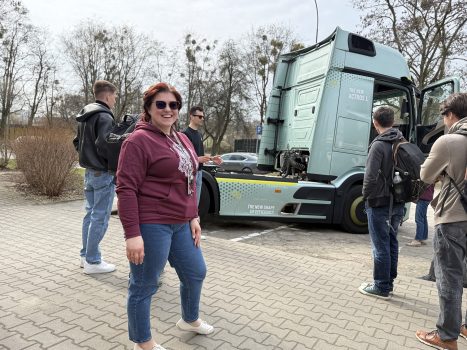 Dzień otwarty w WAT i WIM. Przedstawienie oferty i bazy dydaktycznej. Pracownicy i studenci w budynkach WIM prezentują sprzęty dydaktyczne Wydziału.