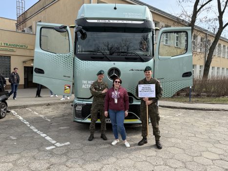 Dzień otwarty w WAT i WIM. Przedstawienie oferty i bazy dydaktycznej. Pracownicy i studenci w budynkach WIM prezentują sprzęty dydaktyczne Wydziału.