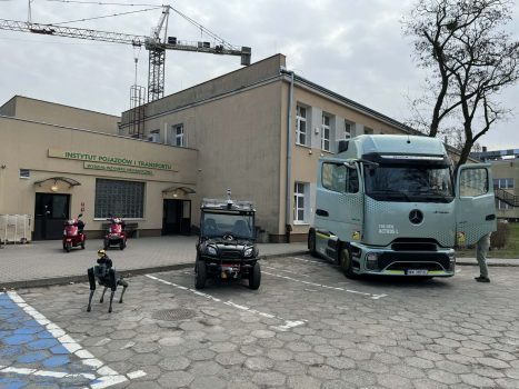 Dzień otwarty w WAT i WIM. Przedstawienie oferty i bazy dydaktycznej. Pracownicy i studenci w budynkach WIM prezentują sprzęty dydaktyczne Wydziału.