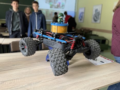 Dzień otwarty w WAT i WIM. Przedstawienie oferty i bazy dydaktycznej. Pracownicy i studenci w budynkach WIM prezentują sprzęty dydaktyczne Wydziału.