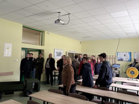 Dzień otwarty w WAT i WIM. Przedstawienie oferty i bazy dydaktycznej. Pracownicy i studenci w budynkach WIM prezentują sprzęty dydaktyczne Wydziału.