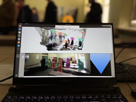 Dzień otwarty w WAT i WIM. Przedstawienie oferty i bazy dydaktycznej. Pracownicy i studenci w budynkach WIM prezentują sprzęty dydaktyczne Wydziału.