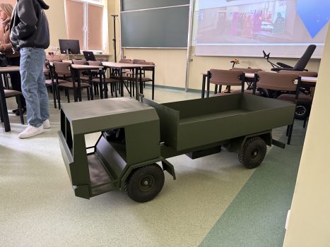 Dzień otwarty w WAT i WIM. Przedstawienie oferty i bazy dydaktycznej. Pracownicy i studenci w budynkach WIM prezentują sprzęty dydaktyczne Wydziału.