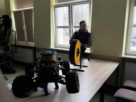 Dzień otwarty w WAT i WIM. Przedstawienie oferty i bazy dydaktycznej. Pracownicy i studenci w budynkach WIM prezentują sprzęty dydaktyczne Wydziału.