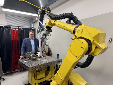 Dzień otwarty w WAT i WIM. Przedstawienie oferty i bazy dydaktycznej. Pracownicy i studenci w budynkach WIM prezentują sprzęty dydaktyczne Wydziału.