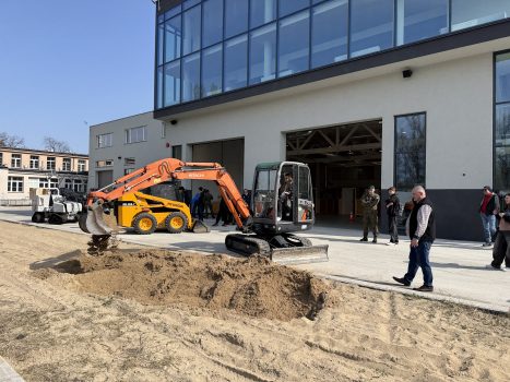 Dzień otwarty w WAT i WIM. Przedstawienie oferty i bazy dydaktycznej. Pracownicy i studenci w budynkach WIM prezentują sprzęty dydaktyczne Wydziału.