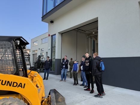 Dzień otwarty w WAT i WIM. Przedstawienie oferty i bazy dydaktycznej. Pracownicy i studenci w budynkach WIM prezentują sprzęty dydaktyczne Wydziału.