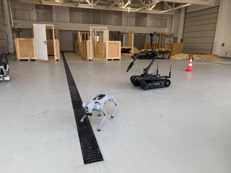 Dzień otwarty w WAT i WIM. Przedstawienie oferty i bazy dydaktycznej. Pracownicy i studenci w budynkach WIM prezentują sprzęty dydaktyczne Wydziału.