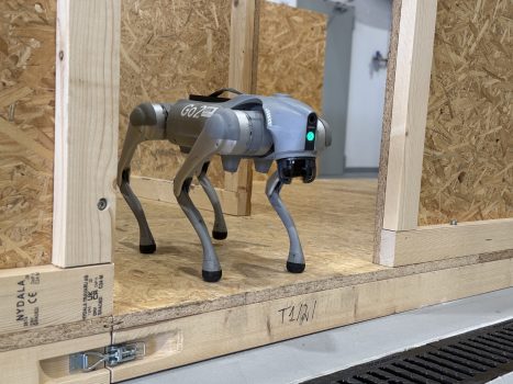 Dzień otwarty w WAT i WIM. Przedstawienie oferty i bazy dydaktycznej. Pracownicy i studenci w budynkach WIM prezentują sprzęty dydaktyczne Wydziału.