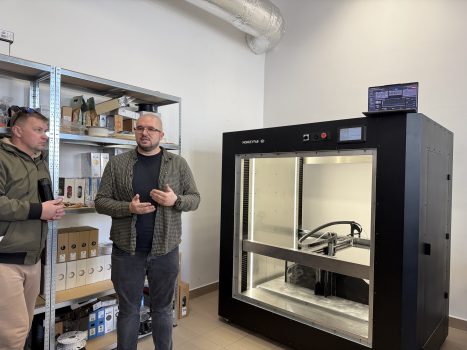 Dzień otwarty w WAT i WIM. Przedstawienie oferty i bazy dydaktycznej. Pracownicy i studenci w budynkach WIM prezentują sprzęty dydaktyczne Wydziału.