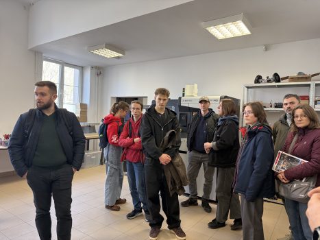 Dzień otwarty w WAT i WIM. Przedstawienie oferty i bazy dydaktycznej. Pracownicy i studenci w budynkach WIM prezentują sprzęty dydaktyczne Wydziału.