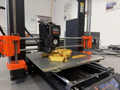 Dzień otwarty w WAT i WIM. Przedstawienie oferty i bazy dydaktycznej. Pracownicy i studenci w budynkach WIM prezentują sprzęty dydaktyczne Wydziału.