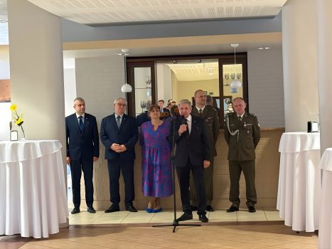 Goście zgromadzeni w sali Klubu WAT podczas spotkania Wielkanocnego.
