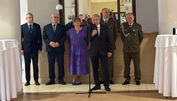 Władze WIM stoją w sali klubu WAT składając życzenia pracownikom.
