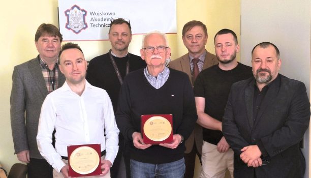 Pamiątkowe zdjęcie wykonane na zakończenie spotkania. Uczestnicy spotkania pozują do zdjęcia w sali.