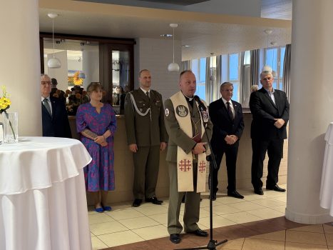 Goście zgromadzeni w sali Klubu WAT podczas spotkania Wielkanocnego.