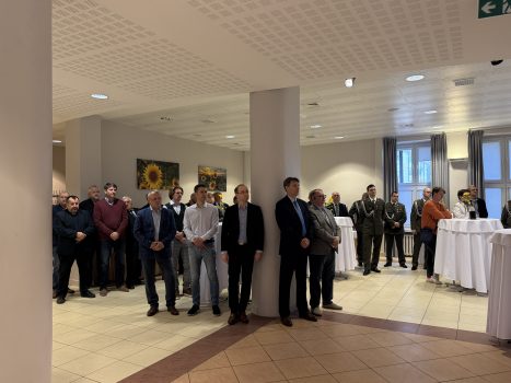 Goście zgromadzeni w sali Klubu WAT podczas spotkania Wielkanocnego.