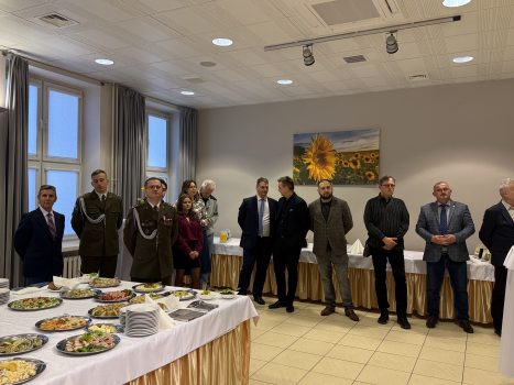 Goście zgromadzeni w sali Klubu WAT podczas spotkania Wielkanocnego.