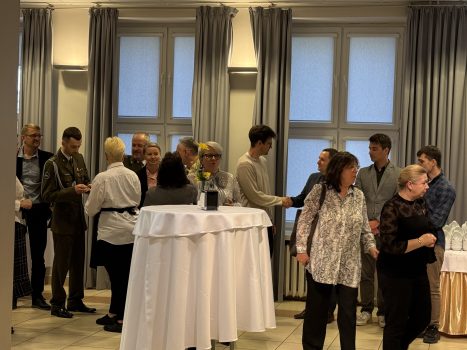 Goście zgromadzeni w sali Klubu WAT podczas spotkania Wielkanocnego.