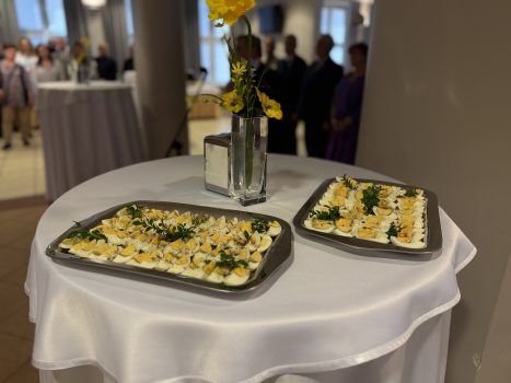 Taka z kawałkami jajek do symbolicznego dzielenia się i składania życzeń,