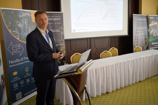 Pan prof. Witold luty wygłasza referat.