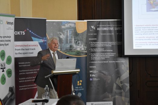 Pan prof. Dariusz Żardecki podczas wygłaszania referatu.