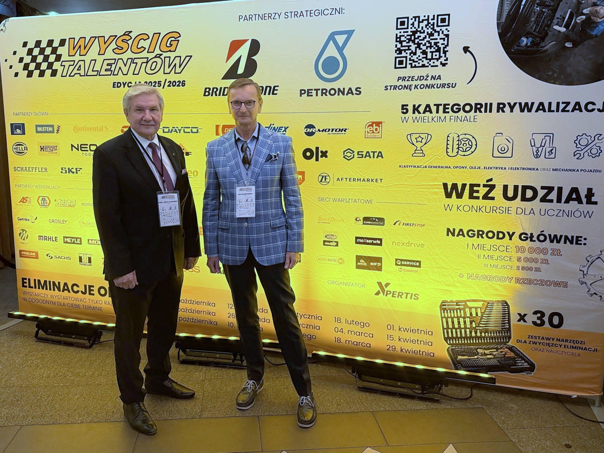 Od lewej stoją na tle ścianki reklamowej Konkursu: prof. Jerzy Jackowski, Ambasador Konkursu "Wyścig Talentów" i Piotr Kwitowski, Koordynator Konkursu ze strony WAT.