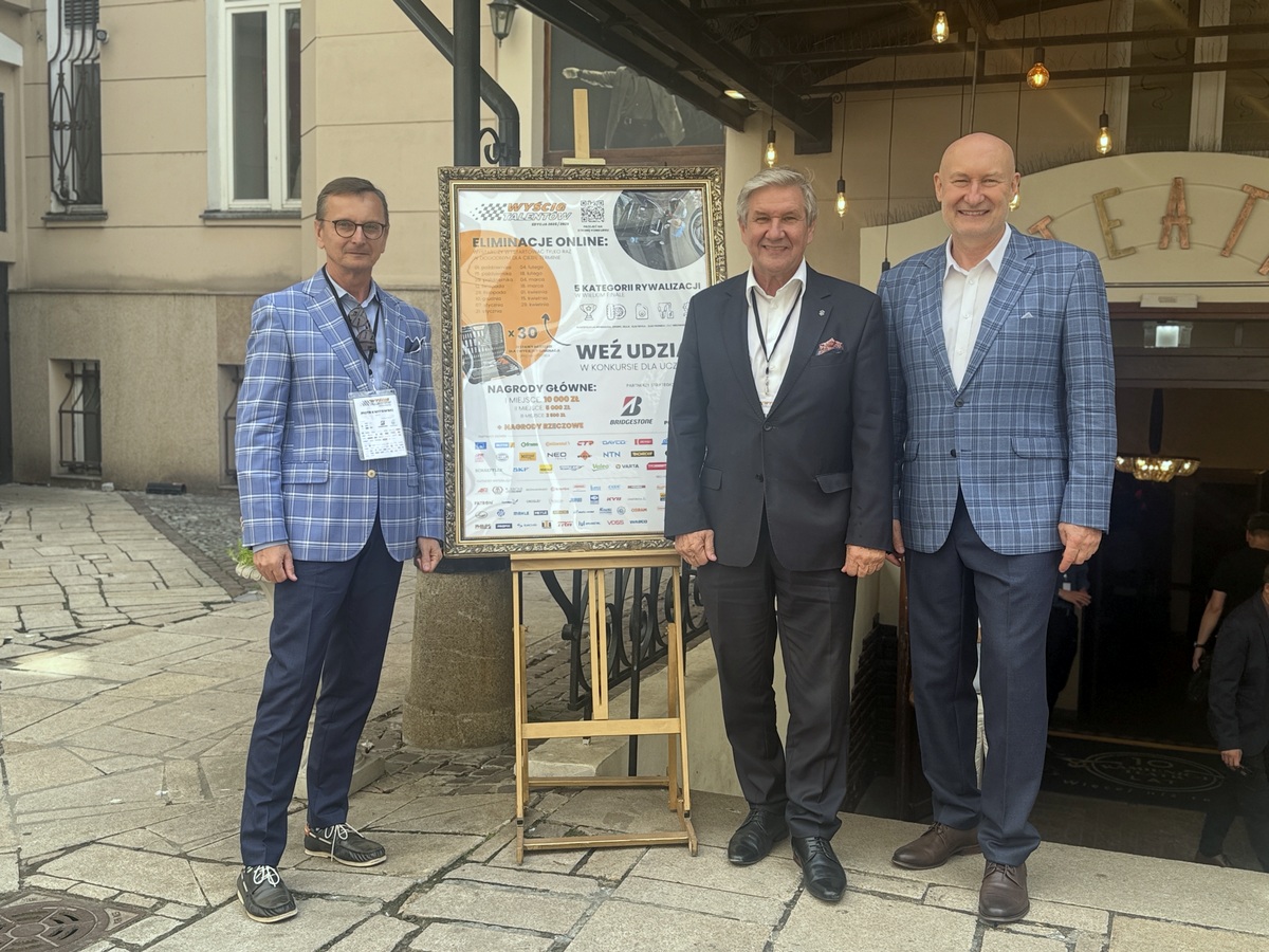 Od lewej stoją przy plakacie Konkursu: Piotr Kwitowski, Koordynator Konkursu ze strony WAT, prof. Jerzy Jakckowki Ambasador Konkursu, Pan Alfred Franke, Xpertis, pomysłodawca i główny organizator Konkursu.