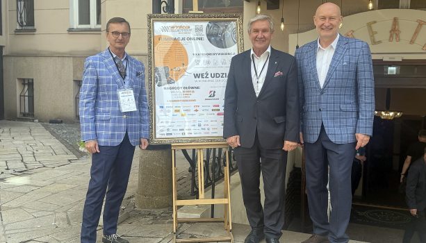 4. Od lewej stoją przy plakacie Konkursu: Piotr Kwitowski, Koordynator Konkursu ze strony WAT, prof. Jerzy Jakckowki Ambasador Konkursu, Pan Alfred Franke, Xpertis, pomysłodawca i główny organizator Konkursu.