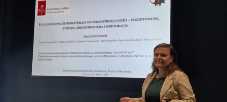 Uczestniczka zebrania Sekcji Biomechaniki Komitetu Mechaniki PAN wygłasza prezentację