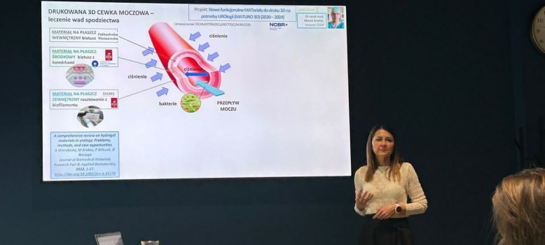Uczestniczka zebrania Sekcji Biomechaniki Komitetu Mechaniki PAN wygłasza prezentację