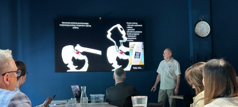 Uczestnik zebrania Sekcji Biomechaniki Komitetu Mechaniki PAN wygłasza prezentację