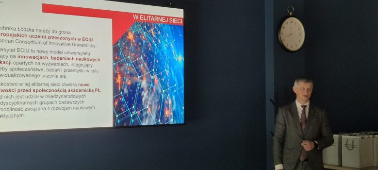 Uczestnik zebrania Sekcji Biomechaniki Komitetu Mechaniki PAN wygłasza prezentację