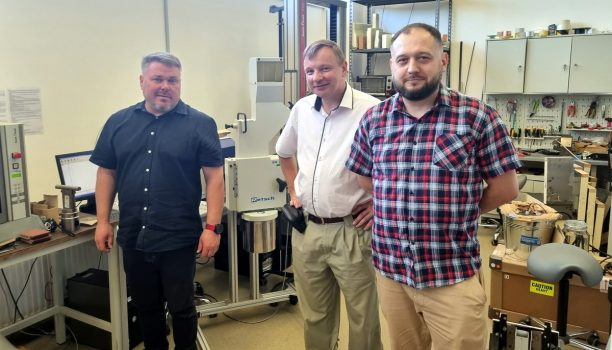 kierownik laboratorium dr. Artūras Tadžijevas , dr hab. inż. Volodymyr Hutsaylyuk prof. WAT, dr inż. Krzysztof Puchała