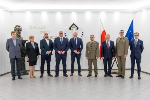 Od lewej stoją: prof. Mirosław Gidlewski, prof. Danuta Miedzińska, Marek Deles, Łukasz Sztyber, Mateusz Ciepliński, gen. Przemysław Wachulak, prof. Jerzy Jackowski, płk. Tomasz Goliasz, Piotr Kwitowski.