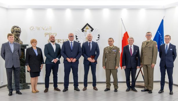 Od lewej stoją: prof. Mirosław Gidlewski, prof. Danuta Miedzińska, Marek Deles, Łukasz Sztyber, Mateusz Ciepliński, gen. Przemysław Wachulak, prof. Jerzy Jackowski, płk. Tomasz Goliasz, Piotr Kwitowski.