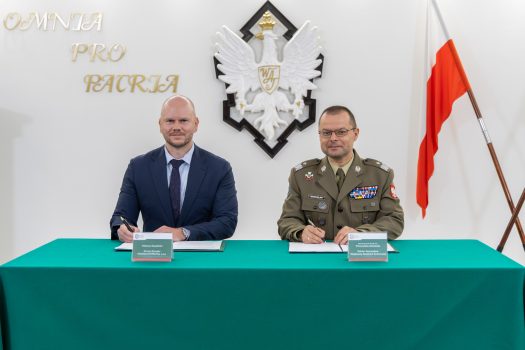 Umowę podpisują (od lewej): Mateusz Ciepliński, Prezes Zarządu Macro System, gen. Przemysław Wachulak, Rektor-Komendant WAT.