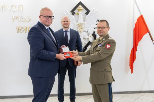 Gen. Przemysław Wachilak, Rektor-Komendant WAT wręcza Panu Łukaszowi Sztyberowi, Członkowi Zarządu Makro System pamiątkowy medal z okazji 75 lecia WAT.