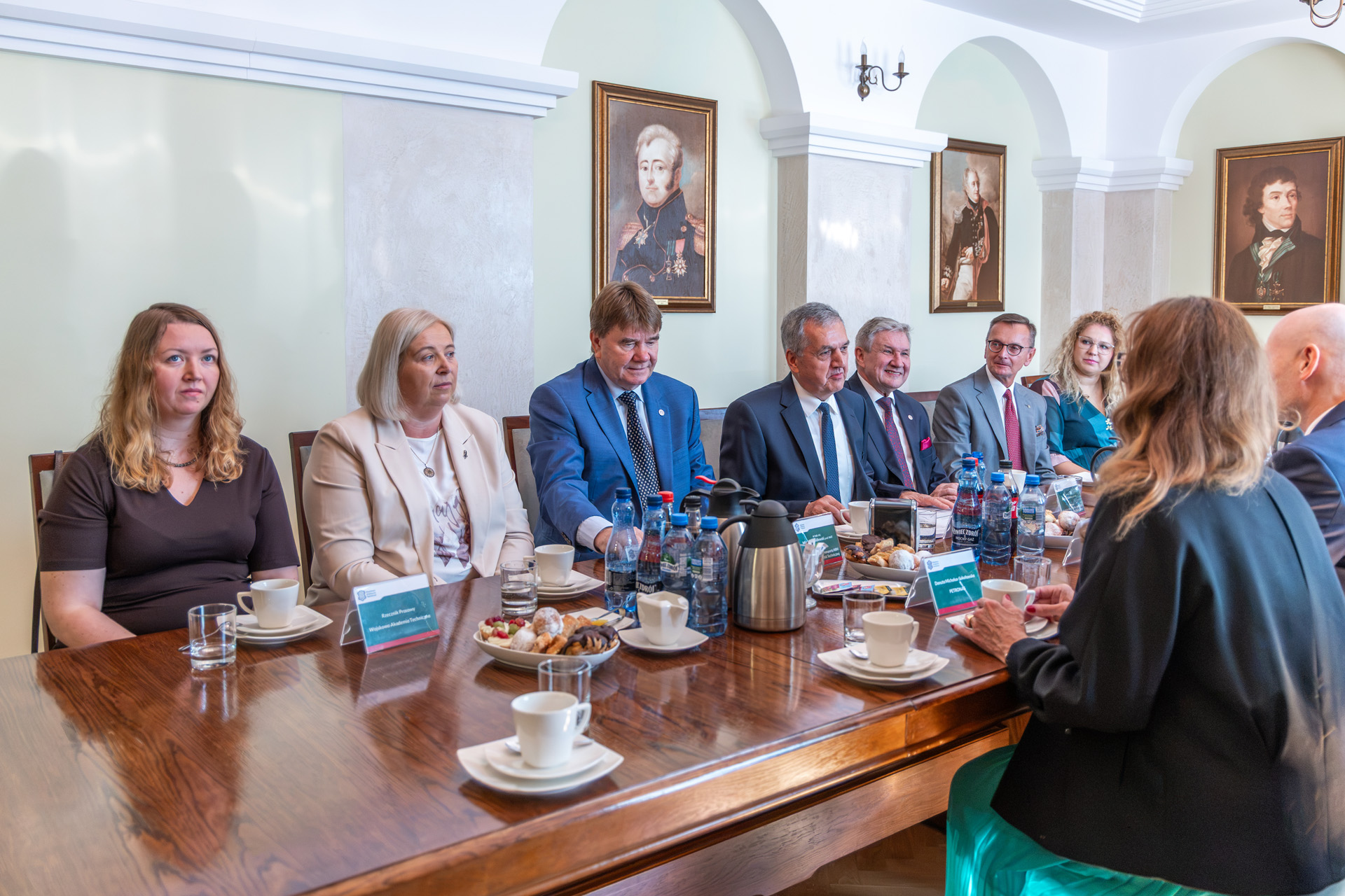 Siedzą od lewej: przedstawicielka pionu Rzecznika Prasowego WAT, Pani Małgorzata Podbielska, Kierowniczka Działu Spraw Syudenckich, prof. Mirosław Gidlewski, prof. Kazimierz Worwa, prof. Jerzy Jackowski, Pan Piotr Kwitowski, Pani Monika Zamolska.