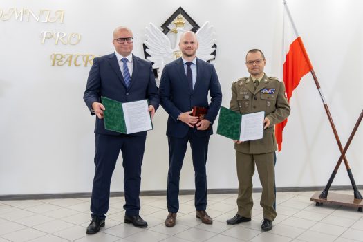 Od lewej stoją: Łukasz Sztyber, Mateusz Ciepliński, gen. Przemysław Wachulak.