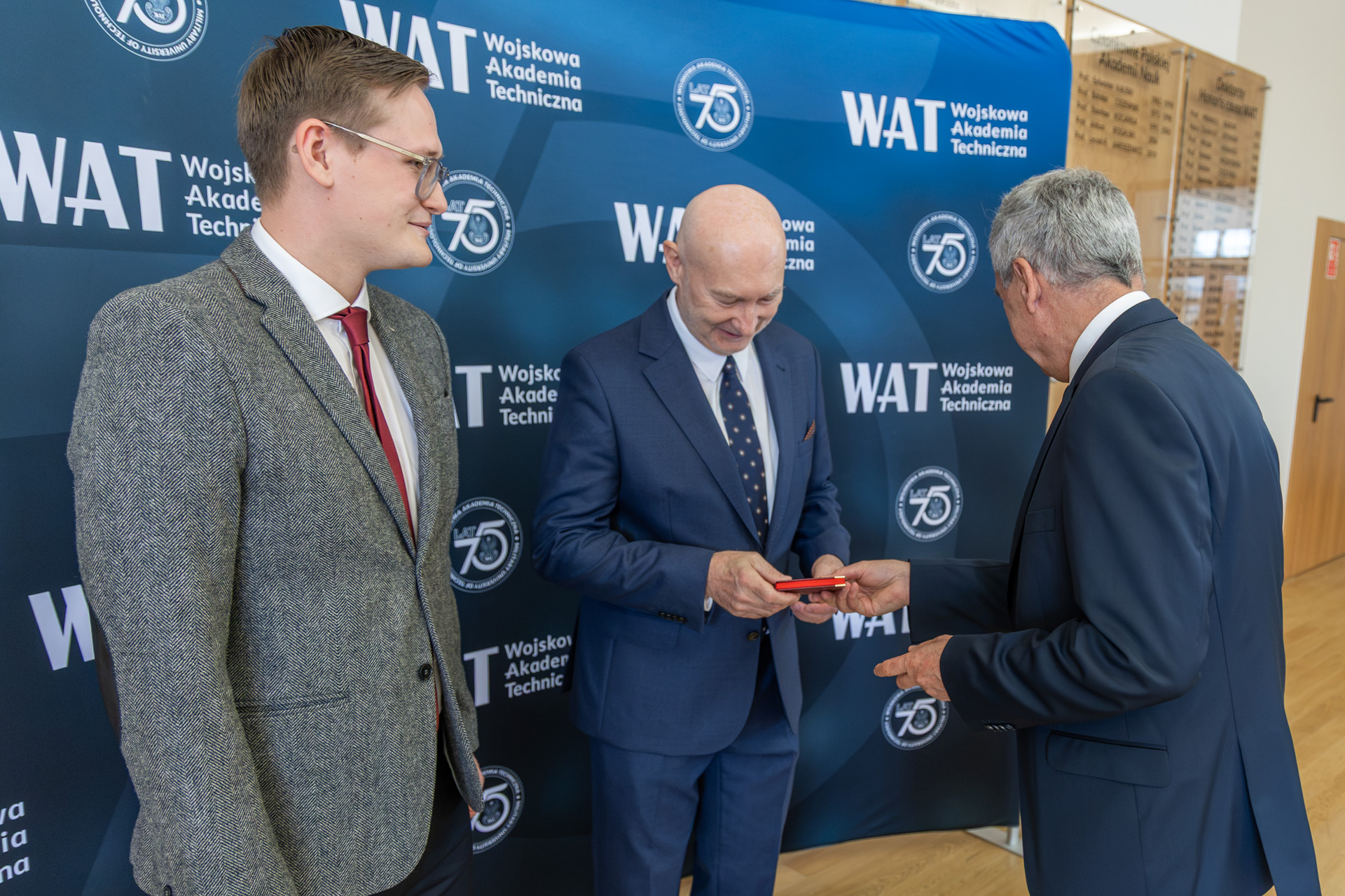 Prof. Kazimierz Worwa wręcza Panom Alfredowi Franke i Janowi Rychlewskiemu z Firmy Xpertis medale pamiątkowe WAT.