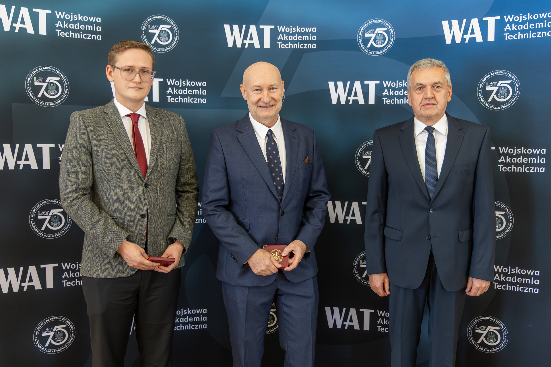 Od lewej: Jan Rychlewski i Alfred Franke z Firmy Xpertis oraz prof. Kazimierz Worwa, Prorektor ds. kształcenia WAT.