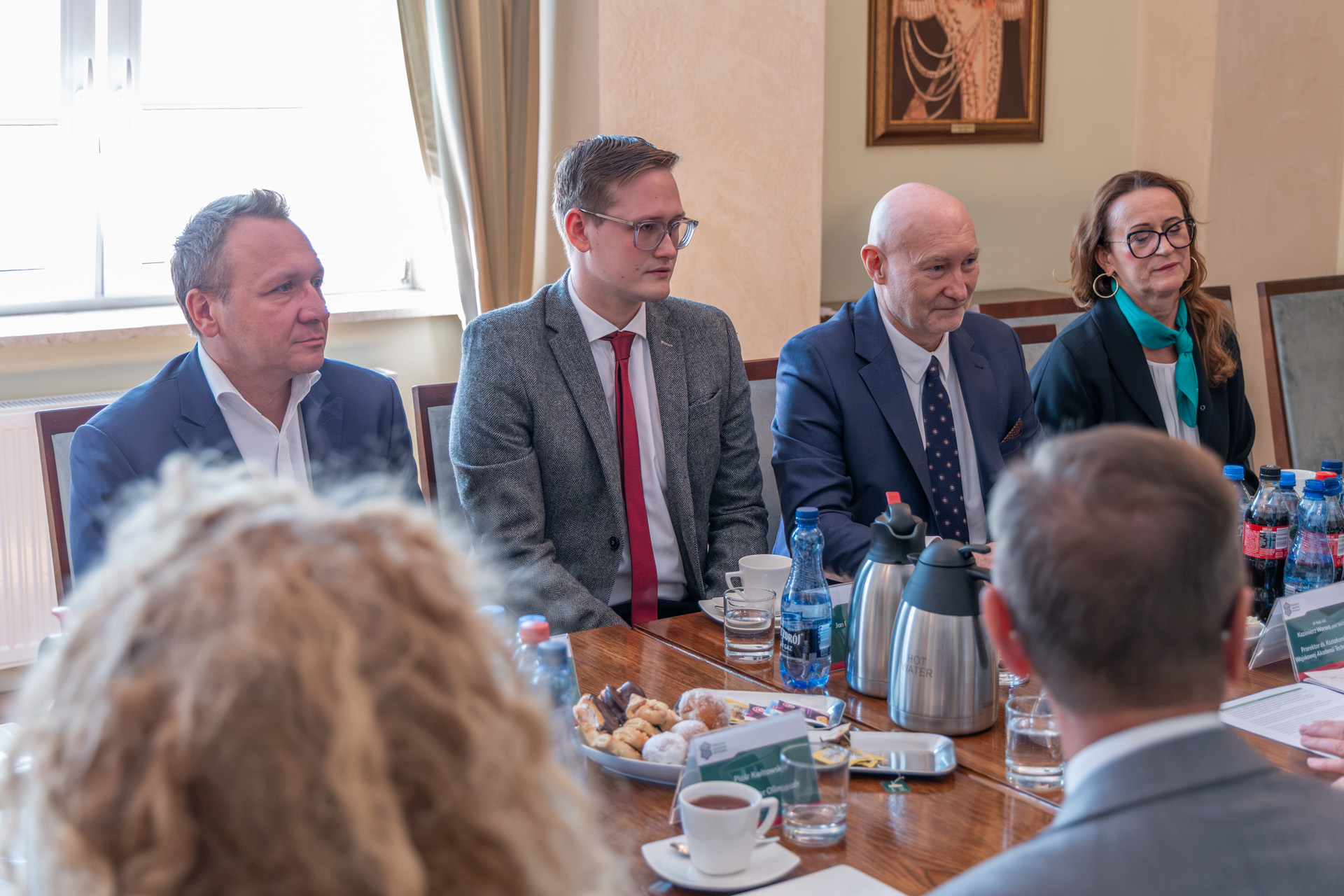 Siedzą od lewej: Pan Michał Głażewski, Firma ZF Aftermarket, Pan Jan Rychlewski, Firma Xpertis, Pan Alfred Franke, Firma Xpertis, Pani Danuta Michałus-Sokołowska, Firma Petronas Lubricants International.