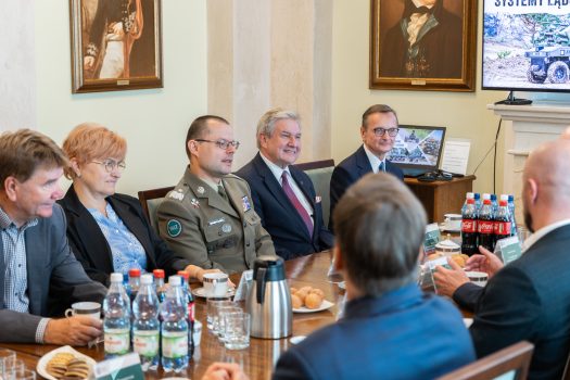 Od lewej siedzą: prof. Mirosław Gidlewski, prof. Danuta Miedzińska, gen. Przemysław Wachulak, prof. Jerzy Jackowski, Piotr Kwitowski.