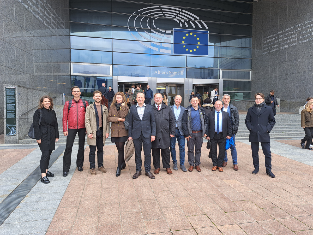 Fot. 1. Spotkanie brokerskie w biurze NCBiR z udziałem przedstawicieli WAT - grupa osób pozuje do zdjecia przed siedzibą NCBiR w Brukseli.
