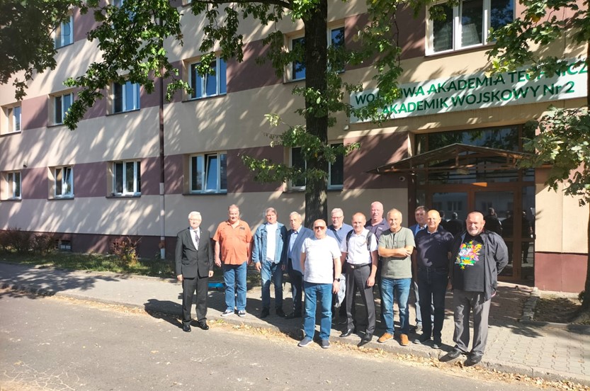 Fot. 2. Goście - Absolwenci stoją tyłem do budynku Akademika Wojskowego nr 2