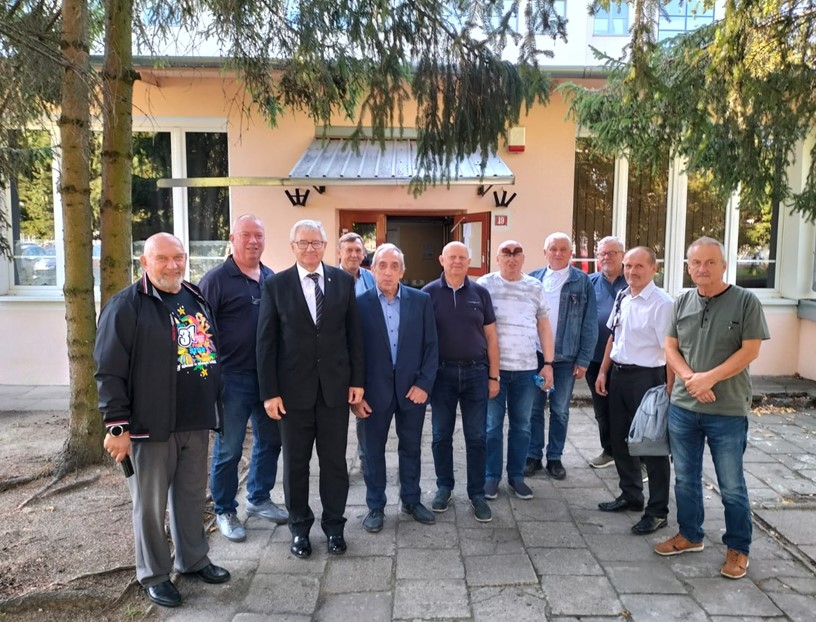 Fot. 6. Absolwenci specjalności MPS przed budynkiem Zakładu - obecnie
